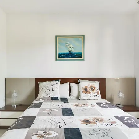 Апартаменты Les Pins D'alep By Interhome